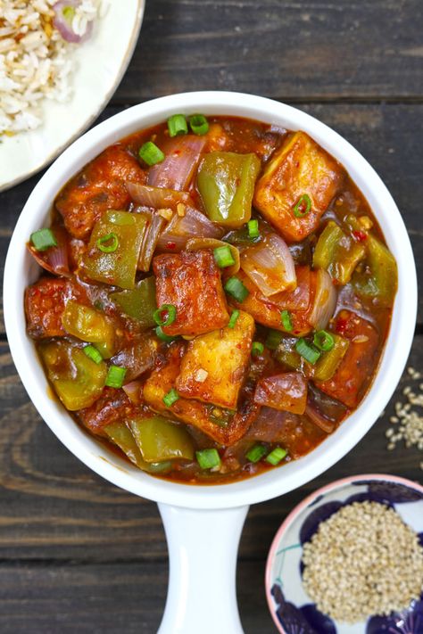 Aerial shot of chilli paneer in a white ceramic serving bowl on a black background. Indian Veg Main Course Dishes, Chilli Paneer Recipe Video, Chilli Paneer Recipe, Indian Paneer Recipes, Indian Catering, Indo Chinese Recipes, Chilli Paneer, Paneer Dishes, Paneer Recipe