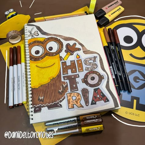 Holi chiqui 💛🤎 hoy te traigo esta idea de portada para la materia de Historia de los #minions Comenta tu materia y hago la portada 👇🏼 Colab con @marianaysupapeleria Si te gustó dale like 👍, comenta 🗯 y guarda el post 📌. . . . #plumonesbonitos #papeler #apuntesbonitos #apuntesfaciles #apuntesymasapuntes #decoratitulos #ideasbonitas #ideascreativas #ideasdedecoracion #inspo #morradelosplumones #studygrammers #edicion #nuevofeed #seccionexplorar #studygram #emprendedorasmx #daniideltoron... Art For School, Ideas Portadas, Notes On Instagram, Valentine Card Crafts, Project Cover Page, Creative Book Covers, School Book Covers, Creative School Project Ideas, Anime Paper