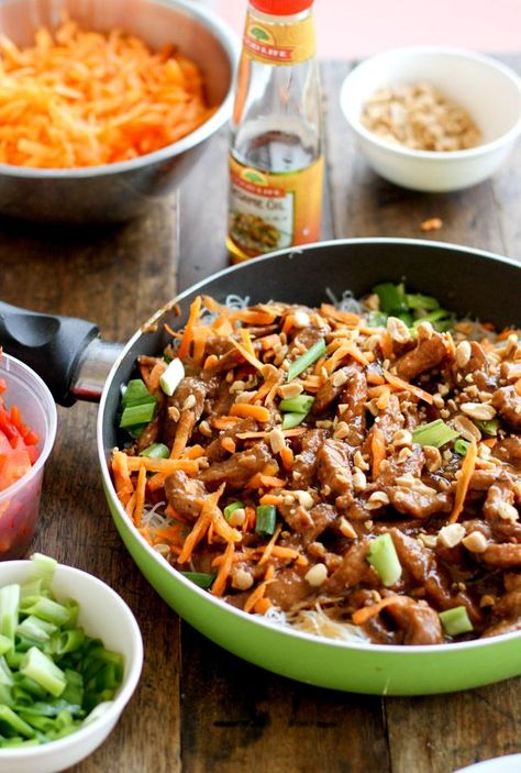 Hoisin pork with rice noodles and carrots. Pork With Rice, Hoisin Pork, Rice Noodle Recipes, Mapo Tofu, Think Food, Hoisin Sauce, Pork Dishes, Thermomix Recipes, Asian Cooking