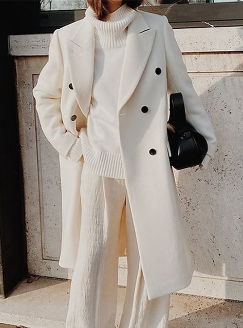 Woolen Coat Woman, Long Peacoat, Street Shooting, Simplicity Fashion, Long Winter Coats, White Coat, Woolen Coat, Coat Outfits, Tunisia