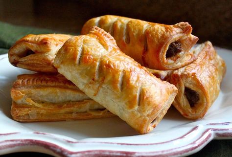 You know I often post recipes for foods I miss from the UK. Well, here's another one...sausage rolls! Whether eaten alone as a quick snack (with HP Sauce, of course), or served with mashed potatoes... Scottish Sausage Rolls, Scottish Sausage, Homemade Sausage Rolls, Scottish Dishes, Sausage Rolls Recipe, Ground Beef And Rice, Scottish Food, Ground Beef Pasta, Sausage Roll