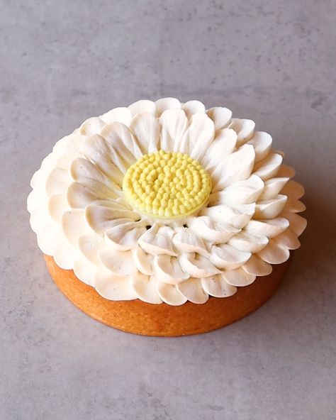 Matt Adlard - Daisy Tart 🌼 Chocolate Financier, Matt Adlard, Baking Inspiration, Tart Dessert, Arts Magazine, Tart Shells, Fancy Desserts, Mocktail Recipe, Pastry Cake