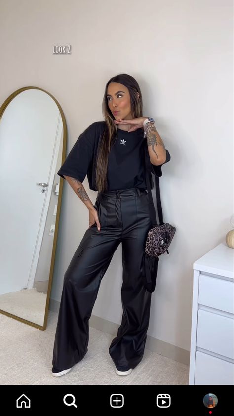 Black Flare Leather Pants Outfit, Simple New Years Eve Outfit Casual, All Black Outfit For Party Night, All Black Outfit For Party, All Black Outfit Casual, Leather Pants Outfit, Fiesta Outfit, Outfit Primavera, Outfit Mujer