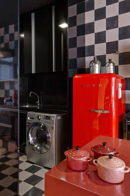 25 Colorful Fridge Ideas, Modern Kitchen Appliances in Retro Styles Alice In Wonderland Bedroom, Red Refrigerator, Color Refrigerator, Black Kitchen Decor, Modern Kitchen Appliances, Colorful House, Modern Apartment Design, Red Kitchen Decor, Colorful Apartment