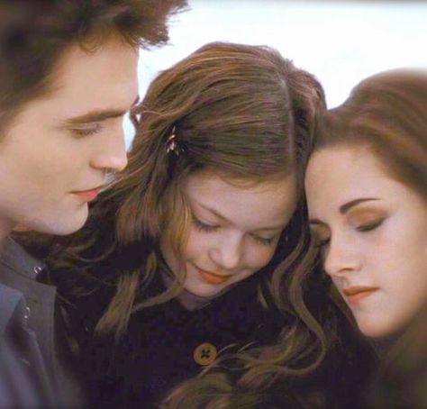 The Twilight Saga, Breaking Dawn Part 2: Edward, Reneesme, & Bella Cullen Twilight Renesmee, Twilight Aesthetic, Twilight Quotes, Twilight Saga Series, Robert Pattinson Twilight, Bella Cullen, Twilight Cast, Mackenzie Foy, Twilight Breaking Dawn