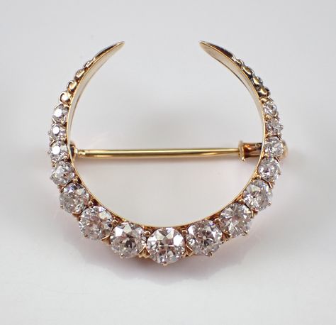 Antique Art Deco 14k Yellow Gold Diamond Crescent Brooch Pin. This brooch is set with fifteen Old Miner Round Diamonds. These diamonds are F/G color, SI clarity and weigh a total of 2.20 carats. This brooch is made of 14KT Yellow Gold, weighs 4.3 grams and measures 27 mm in diameter. This brooch da Art Deco Jewelry 1920s, Art Deco Diamond Brooch, Moon Brooch, Glamorous Jewelry, Diamond Wedding Jewelry, Simple Diamonds, Gold Jewelry Simple, Diamond Brooch, Bridal Gold Jewellery