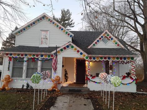 Christmas Decor Outdoor Diy, Outdoor Gingerbread House, Christmas Decor Outside, Creative Decoration Ideas, Christmas Decor Outdoor, Outdoor Christmas Diy, Christmas Lights Outside, Outside Christmas Decorations, Gingerbread Christmas Decor