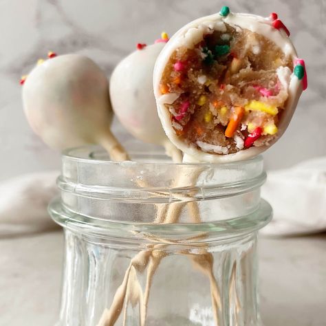 Healthy Cake Pops (No Bake & No Sugar!) Cake Pops No Bake, Protein Cake Pops, Banana Flavored Cake, Easy Healthy Cake, Vegan Cake Pops, Healthy Cake Pops, No Bake Cake Pops, Veggie Cakes, Healthy Chocolate Cake