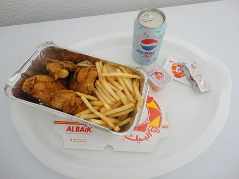 Al-Baik broast chicken! The best chicken and garlic sauce in Saudi Arabia! Chicken And Garlic Sauce, Broast Chicken, Food Engineering, Jeddah Saudi Arabia, Best Chicken, Ramadan Recipes, Food Goals, Recipes From Heaven, Garlic Sauce