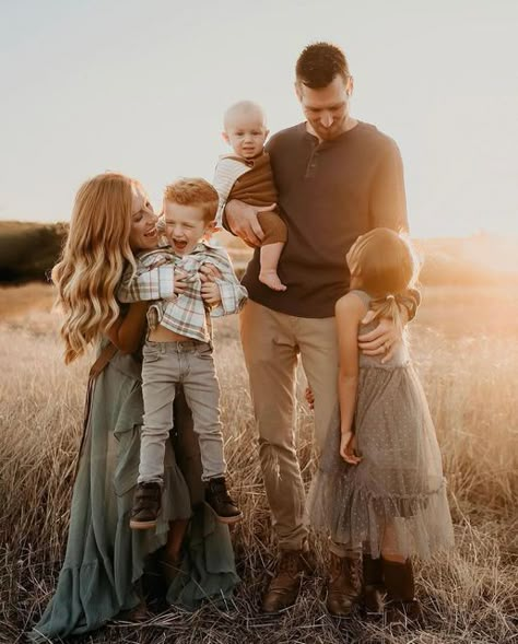 Boho Family Photos, Fall Photo Outfits, Fall Family Outfits, Family Portrait Outfits, Family Photoshoot Poses, Fall Family Portraits, Fall Family Photo Outfits, Family Photoshoot Outfits, Family Picture Poses