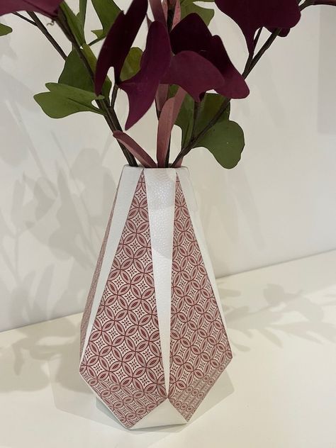 Mon actualité - L'art et création spécialiste du cartonnage | Sandra Hosseini Vase Art, Baccarat, Origami, Candle Holders, Vase, Art, Patchwork