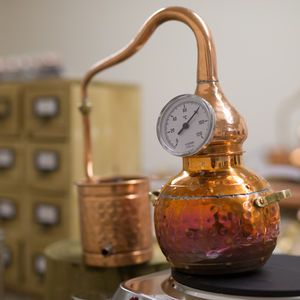 Make Your Own Gin Experience Day - shop by category Moonshine Still Kits, Gin Making, Make Your Own Gin, Home Distilling, Distilling Alcohol, Distilling Equipment, Whiskey Still, London Gin, Essential Oil Distiller