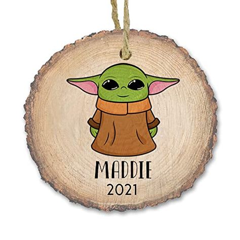 Baby Yoda Ornaments Diy, Starwars Ornaments, Crafts With Wood Slices, Coworker Ornaments, Yoda Christmas Ornament, Yoda Ornament, Log Painting, Friends Ornaments, Baby Yoda Christmas