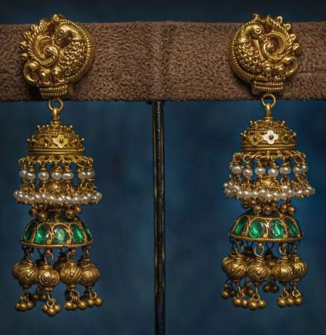 Traditional Gold Jhumkas, Gold Hanging Earrings Indian, Jumkas Antiques, Jadtar Earrings, Everyday Diamond Earrings, Big Earrings Gold, Fashion Jewelry Necklaces Gold, Temple Jewellery Earrings, 22 Carat Gold Jewellery