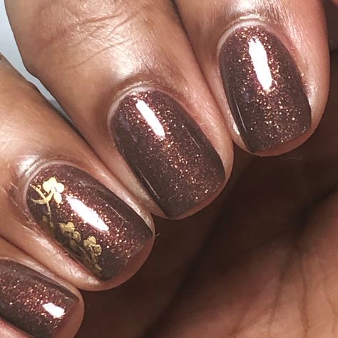 Brown mani Bronze Sparkle Nails, Brown Nails Gold Flakes, Dark Brown Glitter Nails, Glittery Brown Nails, Brown Sparkly Nails, Brown Nails Glitter, Brown Glitter Nails, Nail Designs Colors, Brown Glitter