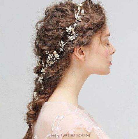 💗 BRIDE HAIR 💗 Hair vines, don't ya just love them 🥰️ This beautiful Harper hair vine can be worn in so many different ways... Wear it around your crown for a boho bride vibe, place it where a hairband would sit, or plait it into your hair - so many options gals! Check out the Harper Vine online now, follow the link in our bio to the website. ⠀⠀⠀⠀⠀⠀⠀⠀⠀ *⠀⠀⠀⠀⠀⠀⠀⠀⠀ *⠀⠀⠀⠀⠀⠀⠀⠀⠀ *⠀⠀⠀⠀⠀⠀⠀⠀⠀ @thebobbypinkuk #bridalhairaccessories #weddinghair #bridalhair #weddinghairstylist #Plait #hairvine #brideto Bridesmaid Hair Jewelry, Pearl Hair Vine Wedding, Flower Girl Tiara, Gold Hair Vine, Pearl Hair Vine, Wedding Hair Headband, Bride Tiara, Bridesmaid Hair Accessories, Headpiece Jewelry