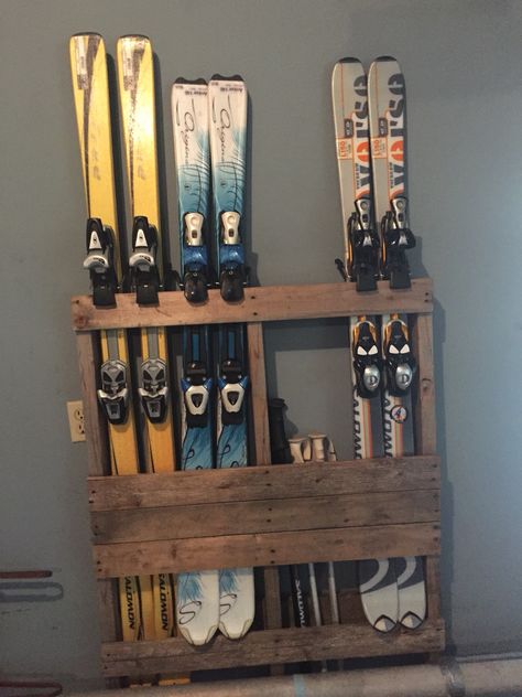 Wood pallet ski holder Snowboard Rack Diy, Diy Ski Rack, Ski Rack Garage, Ski Holder, Outdoor Gear Storage, Gear Room, Snowboard Racks, Roof Storage, Ski Rack