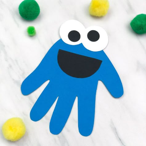 Cookie Monster Craft For Kids | This handprint Cookie Monster is a fun activity for toddlers, preschool and kindergarten children. They'll love learning how to make it from their own little hands! #simpleeverydaymom #toddlers #kids #kidscrafts #CookieMonster #sesamestreet #craftsforkids #preschoolers #preschoolcrafts #kindergarten #teachingkindergarten Cookie Monster Craft, Elmo Craft, Sesame Street Crafts, Prek Teacher, Elmo And Cookie Monster, Monster Craft, Anniversaire Diy, Sesame Street Birthday Party, Toddler Arts And Crafts