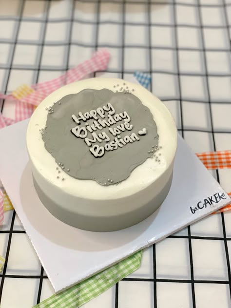 Gray Cake Birthday For Men, Kue Ulang Tahun Korea, Cake Cowo, Cake Birthday Aesthetic Boy, 6 Inch Cake Design, Birthday Cake Korean, Kue Disney, Cake Korean, Bolu Cake