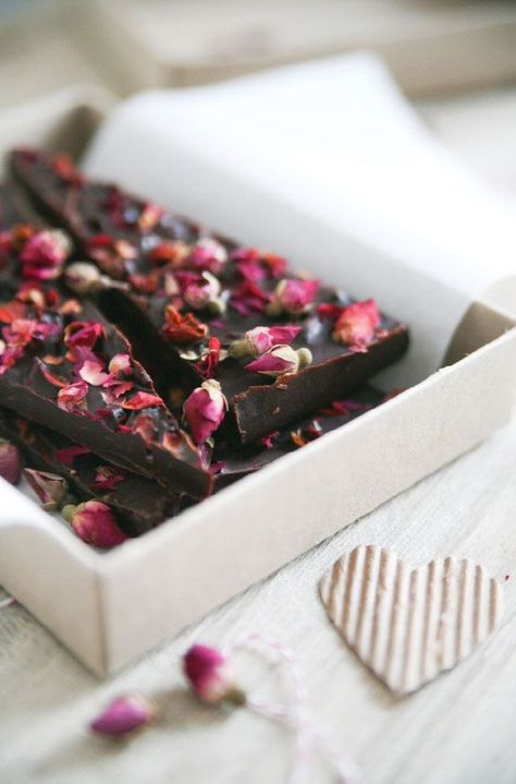 DIY Chocolate Wedding Favor Ideas                                                                                                                                                                                 More Diy Chocolate Bars, Deserturi Raw Vegan, Homemade Chocolate Bars, Vegan Wedding Cake, Homemade Wedding Favors, Chocolate Diy, Rose Recipes, Chocolate Wedding Favors, Dark Chocolate Bar