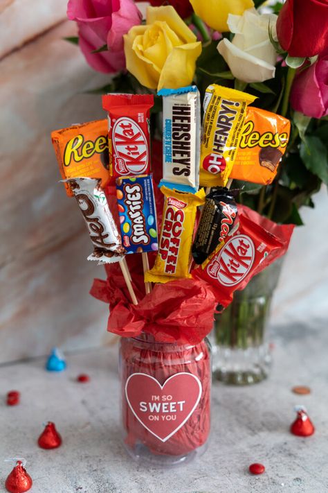 DIY Mason Jar Crafts Make A Candy Bouquet, Easy Diy Candy, Mason Jar Candy, Easy Teacher Gifts, Candy Bouquet Diy, Diy Mason Jar, Teacher Valentine Gifts, Mason Jar Vases, Valentines Decor