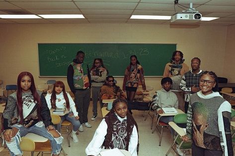 Black Group Photoshoot Ideas, Classroom Photoshoot Ideas, Eboard Photoshoot Ideas, Black College Aesthetic, Photo Shoot Ideas Aesthetic, Group Photoshoot Ideas Black People, Yearbook Shoot, Eboard Photoshoot, High School Photoshoot