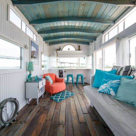 Houseboat Decor, Small Houseboats, Boat House Interior, Houseboat Living, Boat Interior, Casa Vintage, Cabin Living, Tiny House Movement, Floating House