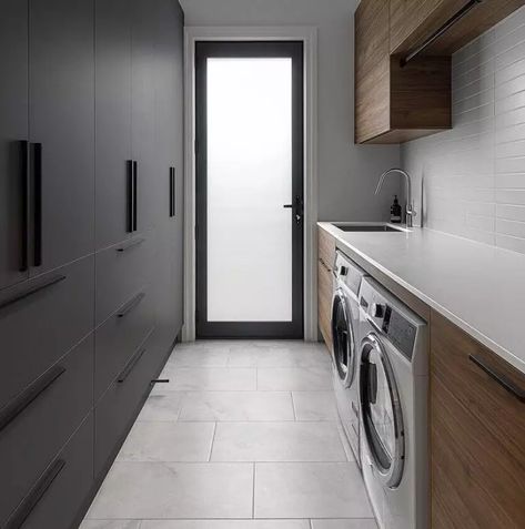 Contemporary Laundry Room, Utility Room Designs, Stylish Laundry Room, Laundry Room Wallpaper, Laundry Room Flooring, Modern Laundry, Dream Laundry Room, Laundry Room Layouts, Laundry Design