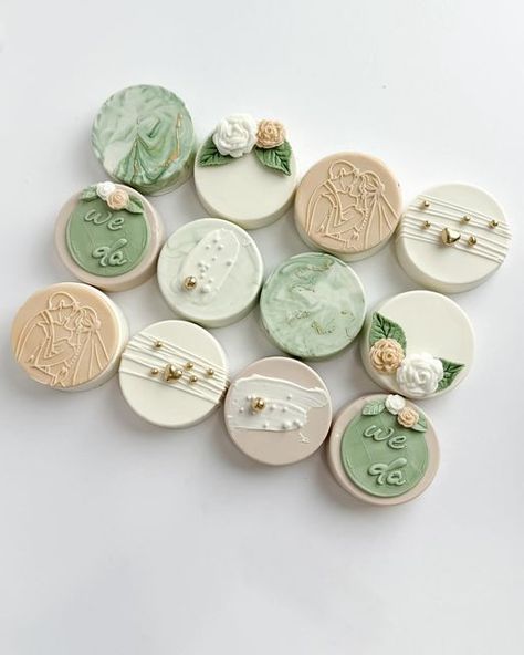 Sage Green Wedding Desserts, Sage Green Treats, Wedding Oreos, Green Cookies, Sage Green Wedding Theme, Dipped Treats, Chocolate Covered Desserts, Pink Treats, Wedding Snacks