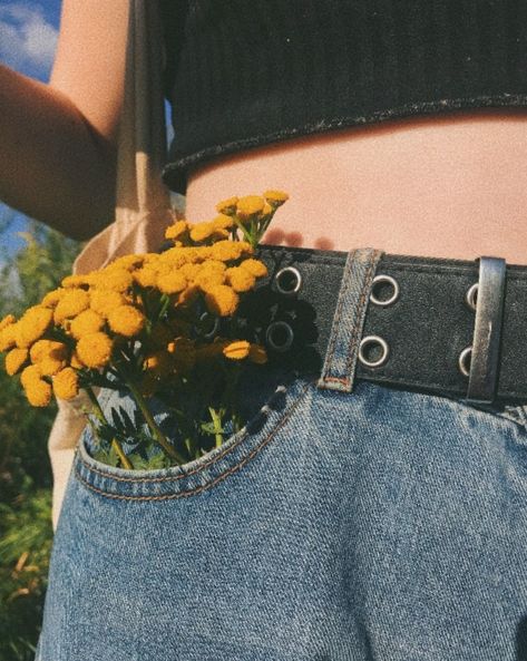 Artsy Girl Aesthetic, Yellow Aesthetic Pastel, Diy Aesthetic, Photographie Portrait Inspiration, Summer Mood, Cute Photography, Foto Ideas Instagram, Yellow Aesthetic, Jolie Photo