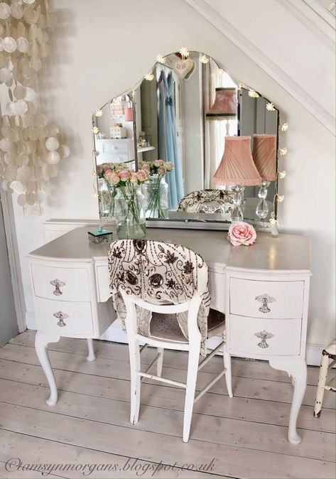 Old Fashioned Vanity Table - Home Office Furniture Sets Check more at http://www.nikkitsfun.com/old-fashioned-vanity-table/ Shabby Chic Dressing Table, Dressing Table Ideas, Commode Shabby Chic, Vintage Dressing Table, Minimalist Dekor, Chic Dressing, Romantic Bedroom Decor, Dressing Table Design, Fairy Lights Bedroom