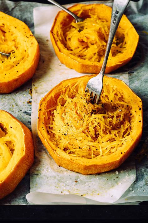 Spaghetti Squash Rings Recipes, Spaghetti Squash Rings, Roasting Spaghetti Squash, Squash Rings, Cook Spaghetti Squash, Roasted Spaghetti Squash, Vegetarian Spaghetti, One Pot Vegetarian, How To Make Spaghetti