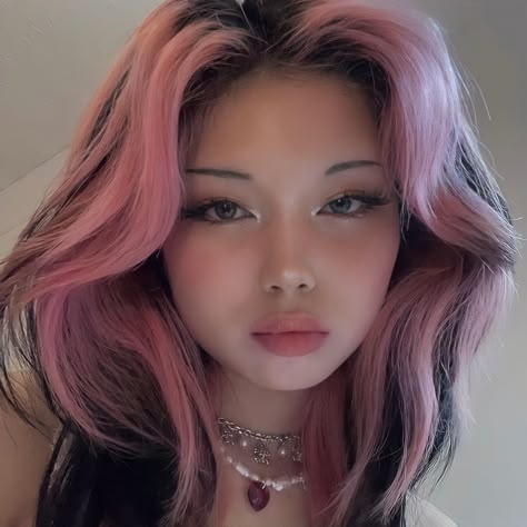 Burgandy Hair Pink Highlights, Black Hair Pink Outfit, Pink Hair With Black Streaks, Hairstyles Pink And Black, Black N Pink Hair, Pink To Black Hair, Pink Hair Streaks Black Hair, Draculaura Hair Short, Pink And Black Hair Aesthetic