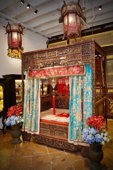 Chinese Wedding Bed, Peranakan Furniture, Valance Bed, Peranakan Wedding, Magical Bedroom, Wedding Bed, Apartment Guide, Chinese Home, Antique Chinese Furniture