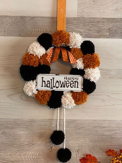 Pompom Wreath Halloween, Fall Pompom Wreath, Halloween Pom Pom Crafts, Fall Pom Pom Wreath, Halloween Pom Pom Wreath, Pom Pom Halloween, Pom Pom Art, Pom Pom Wreaths, Pom Wreath