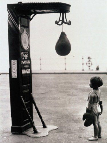 Punching Bag, Foto Art, Jolie Photo, Black White Photos, Kickboxing, Vintage Photography, Old Pictures, White Photography, Great Photos