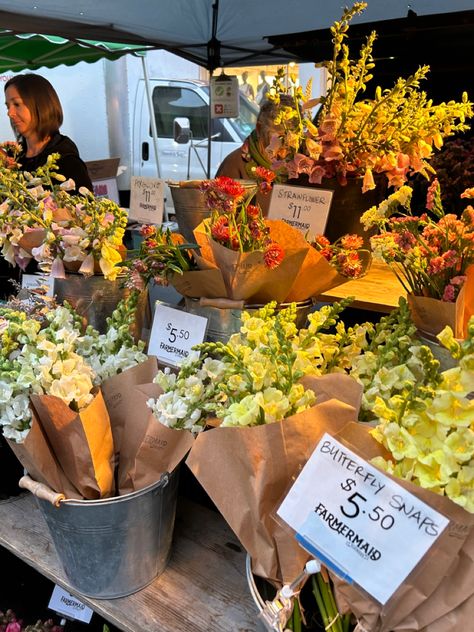 san luis obispo farmers market flowers! summer vibes Summer Farmers Market, Summer Farmers Market Aesthetic, Farmers Market Date, Santa Monica Farmers Market, San Luis Obispo California, Farmers Market Flowers, Flower Business, Flower Farmer, California Dreamin'