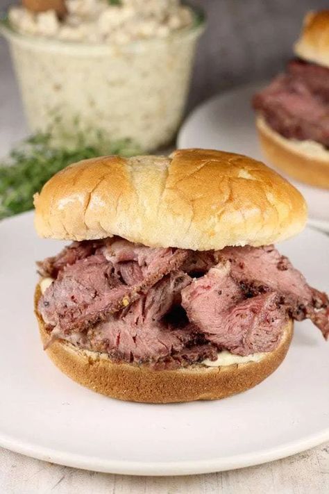 Smoked Roast Beef Sandwiches Smoked Roast Beef, Smoked Roast, Smoked Beef Roast, Italian Roast Beef, Roast Beef And Cheddar, Rare Roast Beef, Roast Beef Sliders, Roast Beef Sandwich, Sliced Roast Beef