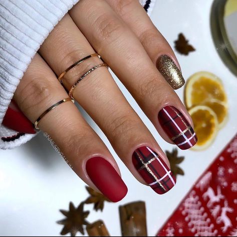 Manicure 2023, Plaid Nail Designs, Plaid Nail Art, Christmas Nail Colors, Nail Art Noel, Indigo Nails, Plaid Nails, Airbrush App, Christmas Nails Easy