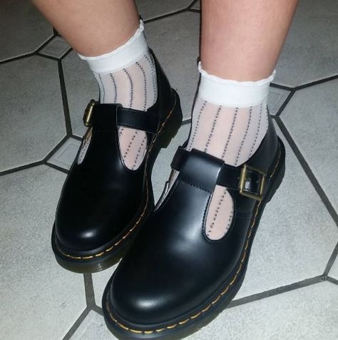 Dr Martens Polley, Doc Martens Style, Doc Martens Outfit, Doc Martens Boots, Doc Marten, Army Boots, Black Socks, Shoe Company, Womens Shoes High Heels