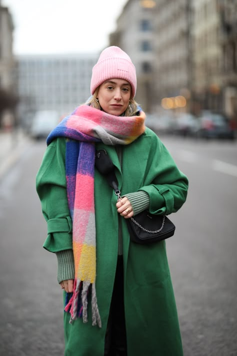 Colorful Winter Outfits, Mantel Outfit, Look Winter, Look Plus Size, Scarf Outfit, Power Dressing, Autumn Outfits, Oversized Scarf, Green Coat