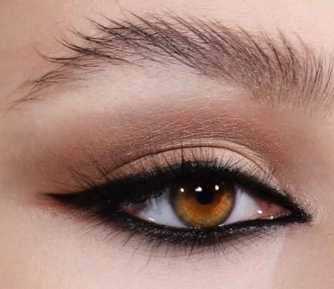 Feline Eyeliner, Maquillage On Fleek, Vampire Bride, Makeup Advertisement, Perfect Makeup Look, Eye Makeup Pictures, Makeup Mistakes, Dope Makeup, Eye Makeup Art