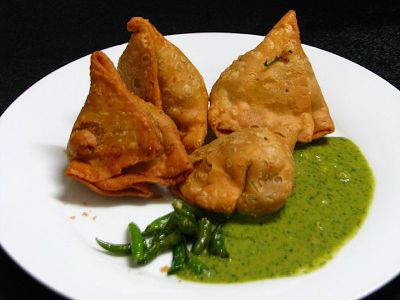 Bangladeshi Shingara Ethiopian Dinner, Chicken Samosas, Cilantro Dip, Vegan Superbowl Food, Poulet Tikka Masala, Vegan Super Bowl, Vegetable Samosa, Menu Sushi, Desi Recipes