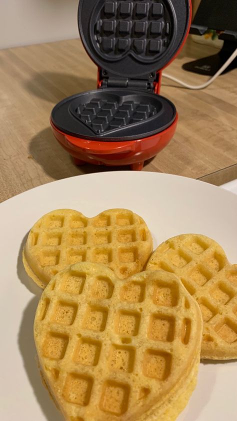 Waffle Maker Aesthetic, Disney Waffles, Box Dulces, Heart Waffle Maker, Dash Mini Waffle Maker, Mini Waffles, On The Go Breakfast, Mini Waffle Maker, Waffle Machine