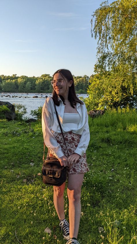 To recreate this outfit : •white tank top •white shirt with long sleeve •colored skirt •vintage bag •converse Outfit With Skirt, Shirt With Long Sleeve, Outfit White, Tank Top White, Skirt Vintage, Vintage Bag, White Tank Top, White Tank, Vintage Bags