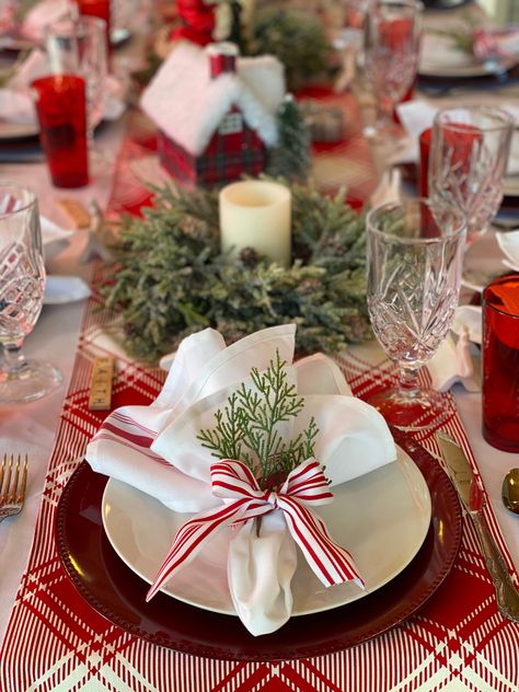 Xmas Centerpieces Dinner Tables Elegant Christmas, Xmas Tablescape Ideas, Christmas Day Table Setting Inspiration, Christmas Table Settings 2023, Christmas Table Diy Decorations, Christmas Tablescapes Round Table, Christmas Party Tablescapes, Christmas Table Settings Round Tables, Christmas Table Scapes Ideas Holidays