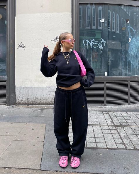 Outfit Pink, Streetwear Fashion Women, Swaggy Outfits, Instagram Inspo, Streetwear Outfits, Airport Outfit, Pink Outfit, Girly Outfits, Mode Inspiration