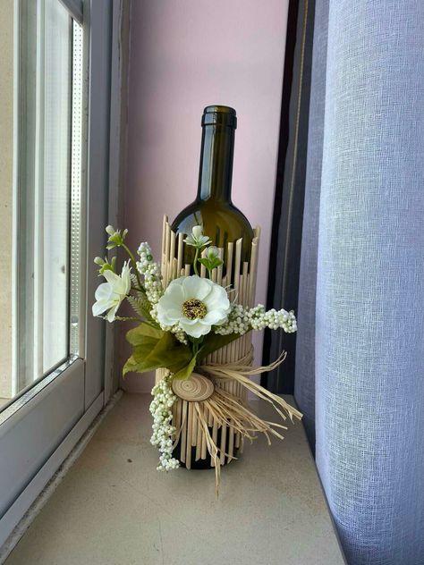 Bottle Arrangements, Diy Toilet Paper Holder, Foliage Arrangements, Snowman Christmas Decorations, Diy Toilet, Creative Flower Arrangements, Wine Bottle Gift, Wine Down, Luxury Flowers