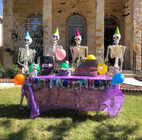 Skeleton Party Ideas, Skeleton Birthday Party, Skelton Ideas, Birthday Skeleton, Skeleton Scenes, Skeleton Birthday, Summerween Party, Haunted Hallway, Skeleton Poses