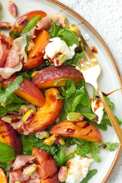 Roasted Peach Salad With Prosciutto And Mozzarella | Good Food Discoveries Peach And Prosciutto Salad, Roasted Peach Salad, Prosciutto And Mozzarella, Peach Salad Recipes, Caramelized Peaches, Peach Melba, Christmas Salads, Mozzarella Recipes, Buffalo Mozzarella